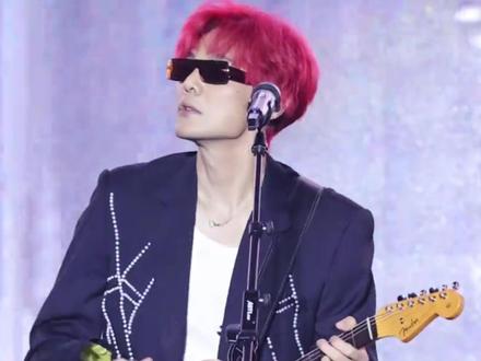 李荣浩被单依纯侵权当晚动向,去老婆演唱会,杨丞琳叫老公枕边人 杨丞琳称呼老公为有些人、枕边人,互动可爱 #李荣浩 #杨丞琳 #单依纯 #演唱会 #娱乐评论大赏