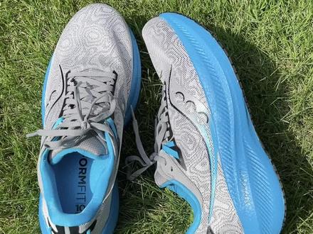 一双关注度很高的跑鞋,索康尼胜利21,值得买吗?#索康尼胜利21 #SauconyTriumph21
