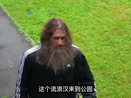 人不可貌相,这个流浪汉可能是个篮球奇才,小伙都快被打自闭了