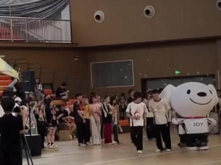 这个Joy倒腾着小碎步来了 最后附赠无畏提裤子 #北京JDG #北京jdg #jdg无畏 #kpl运动会