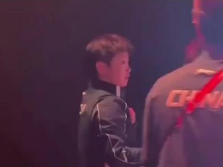 孙颖莎赛前临时换衣,凭实力说话,别搞心态那一套。怪不得第一局打11:2,原来是生气了!