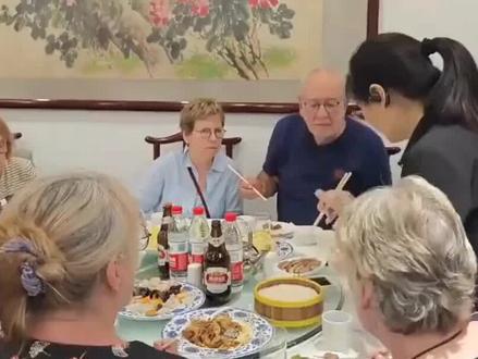 英国首相“打卡”北京三里屯云南菜馆,开启别样“舌尖外交”!