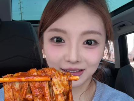 如果全世界都指责你 我带你去吃刘文祥。 #紫薯精#刘文祥 #黏糊麻辣烫 麻辣拌加麻加辣多加麻酱(一定要买带酸甜麻辣拌包的店)