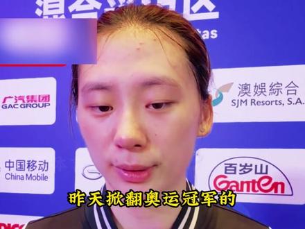 陈熠赛后痛哭无主力却团战封神!上海女团得铜牌,42年空白打破 这是一支没有国家队主力的团体,却书写了上海女乒 42 年的热血传奇!面对奥运卫冕冠军领衔的强敌,上海女乒团体从女双丢分的被动开局,一步步靠团战之力逆势翻盘。
陈熠作为团体尖刀,硬刚奥运冠军陈梦拿下关键分;孙铭阳 0-2 落后时扛起团体重任,连扳三局绝境续命;杨屹韵削球稳如团体后盾,牢牢守住得分阵地。第四场虽惜败错失决赛,但团体凝聚力未减,铜牌战 3-0 横扫黑龙江,全员发力圆梦领奖台。
这支年轻的团体,有人敢拼强敌、有人能扛绝境、有人稳守后方,用四年磨合与全力以赴,打破 42 年空白。她们的团战故事,印证了乒乓赛场从不是孤军奋战,团结与热血才是最硬的底牌,中国乒乓的团体新力量,未来可期!#乒人有自己的BGM #2025全运会 #陈熠 #乒乓球女团 #上海队