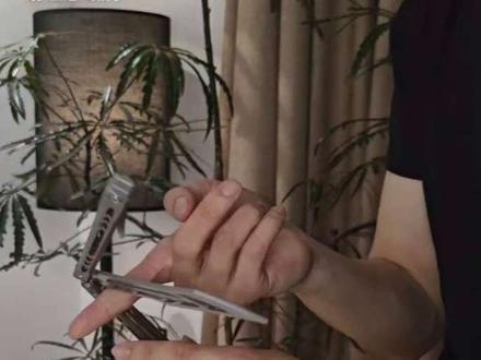 我有一把很钝的刀,但他们总说“我有手的时候也这么玩” #蝴蝶花式刀