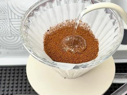 ☕️手冲研磨度该多粗|1分钟学会调整技巧,好喝不翻车! 之前发了高甜感冲煮法✨,好多朋友问:“磨豆机到底该用刻度几?”
其实研磨度不是固定公式❌
它会因为豆子、设备、手法而变化~
🌟第一步:先找“研磨起点”
新磨豆机先参考官方推荐范围,再微调
🌟第二步:首次试冲这样做
先磨几颗豆子看看粗细,对照白砂糖颗粒🧂
🌟第三步:怎么调?看时间+尝味道!
✅理想状态:
萃取时间2分30秒–3分左右⏳
风味平衡|酸甜清晰|口感干净
🍂新手牢记口诀:
粗研磨→ 酸感明显,Body轻薄,可能萃取不足
细研磨→ 苦味突出,口感粉感重,容易过萃
✨每次调整后,记录时间和口感,慢慢找到你的“甜点区”
⚙️意式研磨参考(刻度0-10):
流速快→调细1-2格
流速慢→调粗1-2格
你平时用的什么研磨度呢?
欢迎评论区晒出你的手冲参数,一起交流呀👇
#手冲咖啡 #手冲咖啡教程 #手冲咖啡器具 #手冲咖啡新手入门学习 #手摇磨豆机