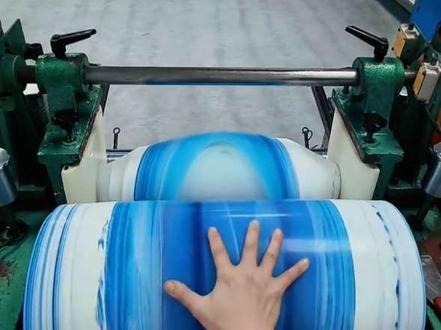 宝子们,今天见识一下硅胶炼胶的神操作——颜色渐变!你能想象一块硅胶,像彩虹般渐渐变换色彩吗?
在硅胶炼胶过程中,添加色母的时机和比例是关键。色母加得早,颜色融合更均匀,要是想有分层的渐变效果,就得把握好不同色母添加的时间差。而且,混炼的速度和时长也会影响颜色渐变的流畅度。
想象一下,用颜色渐变的硅胶制作成手机壳,从清新蓝渐变到梦幻紫,走在街上绝对吸睛。或者做成艺术摆件,摆在家里,独特又美观。甚至儿童玩具用上这种技术,色彩梦幻,能激发孩子无限想象。
宝子们,要是对硅胶炼胶颜色渐变感兴趣,或者你有啥新奇想法,评论区留言,一起探讨#dou上热门 #创作灵感 #真实生活分享计划 #炼胶 #解压 @DOU+上热门 @抖音小助手 @DOU+小助手