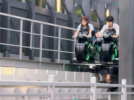 周震南:听我的,不用害怕!#深圳欢乐谷 #国潮文化节 #周震南 #过山车 #刺激