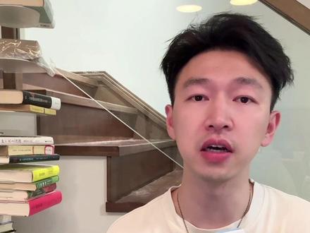 青年加缪的「荒诞」是如何觉醒的? 青年加缪的作品中所探寻的议题看似宏大:幸福、死亡、荒诞、反抗。
但这些并非抽象的哲学练习,而是他在病痛、贫困、爱与失落中反复体会过的真实命题。
他写《快乐的死》时,是个刚经历婚姻破裂、经济拮据又敏感脆弱的青年;写《局外人》时,正站在人类历史与个人存在的交汇点上;而《卡利古拉》,几乎是他对极权主义与绝对自由的文学预言。
在这四部作品中,我们可以看到加缪的思想从身体出发,逐渐迈向形而上的问题;从感官经验走向伦理自觉;从沉默走向呐喊,从荒诞走向反抗。
无论是散文、小说,还是戏剧,表达的形式在变化,不变的,是他笔下那如阿尔及尔阳光般的力量—清醒、坚定又不乏温柔。
正如他在手记中写道:荒诞统治世界,而爱拯救之。
#少说话多看书 #加缪