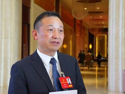 省人大代表雷峻峰:“建议省政府引入‘985’‘211’及双一流高校在江西创建分校。”(来源:新法治报 文/视频 王琨 全媒体记者吴强、闵祥) #人大代表 #2025年江西省两会 #双一流高校