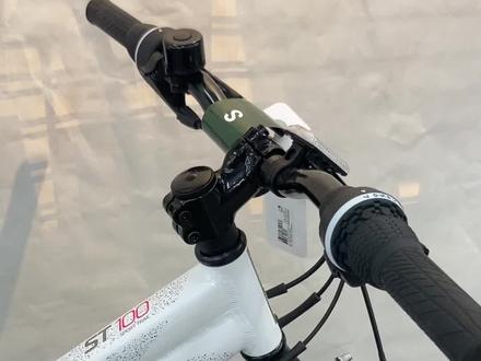 迪卡侬ST100是一款“休闲”山地自行车,适合在树林中随意玩耍和探险越野旅行。
ST100车架由 6061 铝合金制成,ST-100 有多种颜色可供选择,提供从 XS 到 XL 的五种尺寸,ST100 有 21 个档位供您选择,右手杆控制后拨链器,变速杆上标有 1-7 档,如果您是一名寻求舒适、效率和坚固性的山地车手,那么ST100就是为您打造的。#让骑行成为一种生活 #自行车推荐 #单车推荐