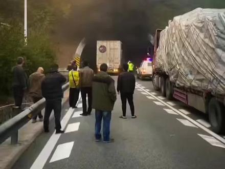 遇到隧道起火如何正确逃生#汽车知识 #每天一个用车知识