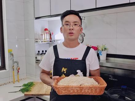 河南快要失传的老式炒面做法,不用水煮直接上锅炒,饭店都吃不到