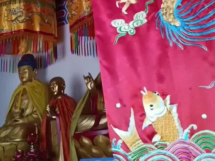 上冈的文庙
顺着建湖县上冈老车站向东,到粮库东路折向北到市水利站隔壁,规模不大却错落有致,殿宇典雅雄浑古朴庄重,几年前刚刚进行了规模改造,拱组成的牌坊建筑山门上书“文庙”。
门前的旗杆冲天而立,透露出寺庙特有的威仪和神秘。沿十几级台阶拾级而上便是。门口有祈福钟、观音娘娘、孔子像
等,庙通高五米,面阔三间,气势恢宏,
突出了建筑群中的主体地位。大殿为飞椽
双檐的歇山顶式横枋斗拱建筑,描金绘
彩,雕龙刻凤。殿顶琉璃瓦铺面,阳光下
光彩烁烁,耀人眼目。殿内泥塑彩绘的佛
祖坐像,和观音立像威严中隐含庄严表情
一致,和善的俯视众生。不知是不是心里
有事,还是佛像高大,我一睹尊威了当
时就很触动,跪下诚心祈福。庙宇香气,漫着树木鸟林气息,整颗心都被安抚了一遍。###愿刷到这条视频的人都能健康平安 #愿所求皆所愿所盼皆所期