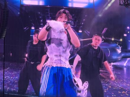 #刘耀文 #时代少年团演唱会 我愿意跪下为你举话筒,可以不止举话筒😍