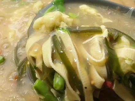 傍晚路边摊一碗#面筋饭 一个锅巴酱豆或菜馍,这是不是一天中最幸福的时候?#涡阳美食 #美食趣胃计划