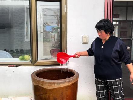 东北农村腌酸菜,传统方法用脚踩,南方朋友受不了,这样也能吃? #生活的烟火气息 #我的乡村生活