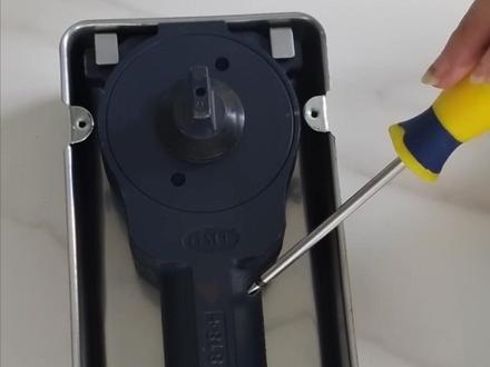 1、怎么调节地弹簧缓冲效果太松的方法:地弹簧有两个调节速度的调节阀,第一速和第二速的调节阀各自的速度可以调整的,其速度可分为关门度(第一速)和上锁速度(第二速);一般关门速度的范围是90到20度,上锁速度为20到0度;速度调节的基本原则是:第一速比第二速稍微快一点,在进入第二速后门的速度一定要慢下来,以免碰到行人的脚跟。
#专业的事交给专业的人#五金配件#学剑智能门窗#地弹簧#义乌弹簧厂家 @DOU+好生意