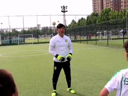 #足球教学 #守门员 #足球⚽ #足球训练 #日常训练 守门员接上手球手势讲解