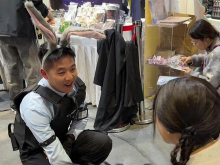 其实找的路人老师也都是动物塑!最后一个太配合了! 灵感来源@超级无敌大开门 #cp32 #萝卜纸巾猫 #整活 #漫展饼酱 #社死瞬间