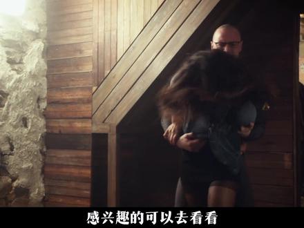 美女第一次坐网约车就愣住了,司机居然掏出瓶不明液体