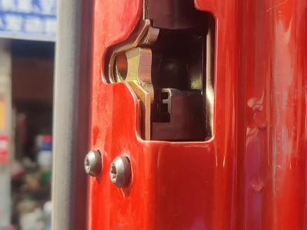 #卡车 #汽车电器维修 #修车 #中视频伙伴计划 #中控锁 解放JH6门锁体更换维修,遥控锁不上门,按遥控无反应。