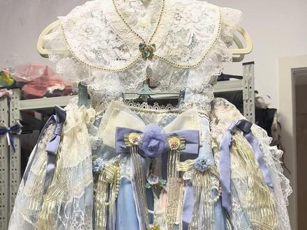 来拆拆看蝶语 突然发现我没有买内搭的话 这个季节穿出去还有点冷 当时长款短款反复纠结 最后纠结到长款没货了所以下定了短款#lo裙安利 #蝶语lolita #蝶语蓝色 #alicegirl #洛丽塔lolita