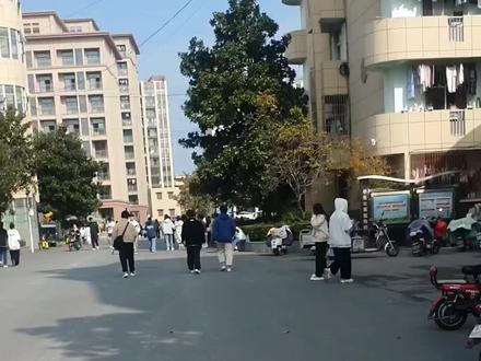 2023应届校招结束了。有多少优秀学子做出无奈的选择。因为这几年互联网裁员。很多高校毕业生倾向华为和央国企。相对而言比较稳定。又有多少孩子拼了两个多月通过面试千辛万苦拿到好多大公司offer还一直等着华为。但是到了签三方协议书时间下来。华为一直把这些孩子泡在池子里。作为一名学生家长想说一句:一个优秀的民族企业更应该重视人才引用。就比如我家孩子华为年薪也谈好就是不发 Offer。当你签约其它公司华为最慢最晚下来offe。又三番两次的打电话催着你等着你签约让你进退两难。不管去不去华为,很高兴儿子面试的这个部门所有高校就录用4个学生。可想而知今年不但是华为还有其它互联网的录用难度有多大?最后送给2023届参加校招孩子的一段话:是金子在哪里都会发光,有能力在哪里都会被重用。