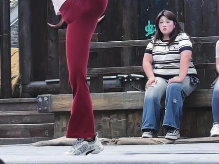 赤赤和魔芋爽同台斗舞,现场气氛直接拉满!太嗨了@中国舞赤赤 @魔芋爽(缺牙齿版)
#万岁山大宋武侠城 #二娘的秀 #万岁山二娘 #万岁山来了个舞蹈王者 #万岁山斗舞还是太有节目了