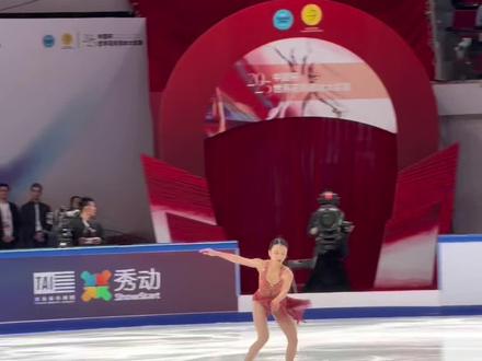 是否存周?理性讨论
因为前一个帖子很多宝宝有说她这次周数没有问题,所以我就把我拍到的现场视频做一个慢放。
我先说一下我的观点:我本人很喜欢她的表现力,滑行也不错,这次发挥的很好,很完整,我从现场来看就是比较明显的摆刃,但是不多可以忽略不计,加上主场也不是争奖牌的选手,没有抓的必要!但是从我个人的角度来说,既然有明显的存周(我觉得现场看的挺清楚的,包括男单的一些争议,我也可以给大家慢放出来),当然不能算完美clean。
最后说一句,转播角度是不一定合适的,比如为什么有些人看起来没存却抓了,因为现场肯定存了,为什么有些人看起来一般但是goe很高(不排除放水的可能性),但是也有很多跳跃高原度现场就是很huge!还有滑行问题,现场看是很明显的,但是视频里面看不出来就是这个道理,当然你如果觉得这次很完美那就是完美,也不必争吵,希望大家理性讨论
#花样滑冰 #朱易 #比赛现场 #花滑 #精彩表演