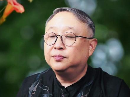 封潇潇的遗憾与深情 那个坐最后一排的人,爱了一辈子没说出口 😭最干净的爱,是不打扰、不占有。#封潇潇 用一生守护#忆秦娥,从清秀少年到醉倒壕沟,始终坐在最后一排默默看着她。他没敢开口,却把一个人放在心里一辈子。有些爱不需要结果,守着就够了。你心里也有这样一个人吗?#主角 #陈彦 #最干净的爱