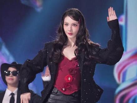 不愧是沈腾带出来的兵!金晨舞台跳企鹅舞现场太抽象了 #金晨 #企鹅舞 #抖音美好跨年季 #抖音美好惊喜夜