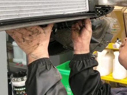 宝马三系更换低温水箱,防冻液,冷媒施工中👍