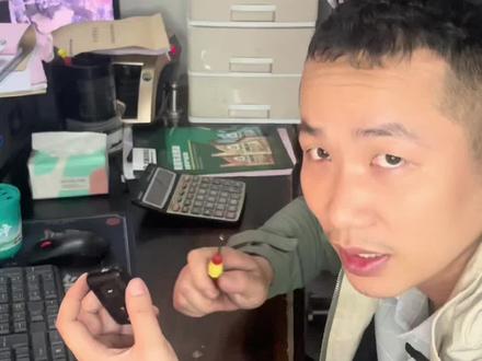 汽车钥匙没电怎么办其实可以自己更换,皇冠钥匙更换电池方法#汽车知识 #汽车维修 #皇冠