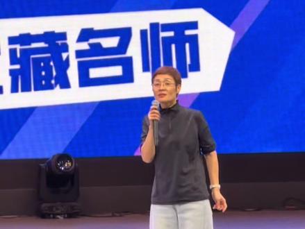 晓艳老师讲自己的学习经历#现场直击演讲 #刘晓艳 #人生感悟 #改变@抖音小助手