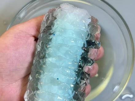 退热贴做水蛇玩具,炎炎夏日太适合,冰冰凉凉抓不住,解压又好玩,小朋友能玩一整天,快来试试吧#亲子手工 #亲子互动#解压玩具 #幼儿园手工#创意手工@抖音青少年