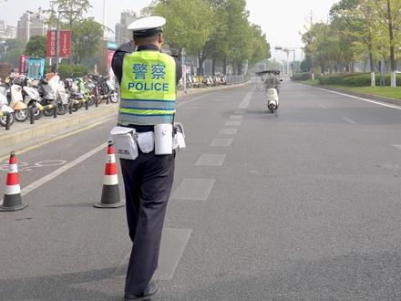 我超车,一下就超过去了! #电动车 #交通安全 #改装 #交警