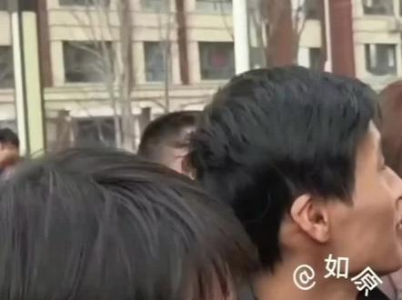 张云鹏爸爸喂他吃饺子时高洋的眼神,
有羡慕,更有藏不住的心酸与遗憾,
高洋跨越半个地球,终究错过了那个最想拥抱的人……
#张云鹏#高洋#沈华柏#海外游子#宝贝回家@沈华柏(张云鹏) @荷兰高🌷洋