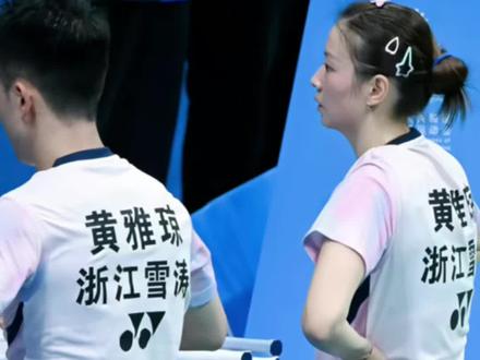 #郑思维 错穿#黄雅琼 球衣,上演“粉色香蕉拜年”名场面。黄雅琼捂脸吐槽:帮他脱都费劲(编辑:张子皓;实习生:蔡茹芸;审签:李婕舒)