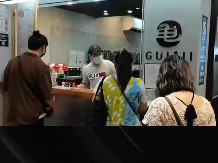 台湾人疯狂批发霸王茶姬回家。#台湾采购 #台湾媒体人解读 今日分享