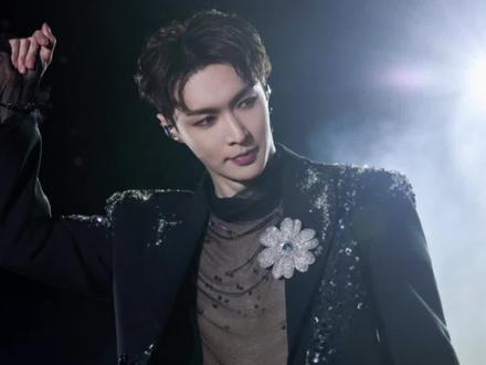 还有谁没看过张艺兴大花轿!如果不是回来看了直拍,我根本都不知道什么是大花轿!官摄误我啊!#张艺兴大花轿#张艺兴进行曲上新了 #大花轿 #无限循环张艺兴的大花轿 #染色体跨年