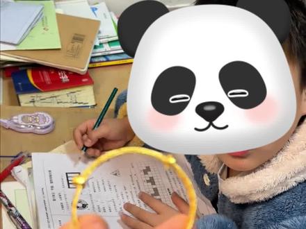 12月10日,安徽。小男生收到女同学贴纸后,拿妈妈“不喜欢”的金镯子回礼。居然因为金镯子太“土”被层层转赠。妈妈:幸好没一个人喜欢。#小朋友能有什么坏心眼呢 #小学男生收贴纸回赠女生金镯子 来源:@霆小许和亲妈
