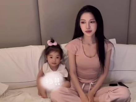 小伊芙爸妈教育这块拿捏了。双方都开心的情况下才叫玩,一方开心另一方不开心叫“故意”。伊芙表达能力也太强了👍#我们的爸爸 #小伊芙 #佳佳 #上热门