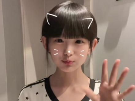 抬起头 数乌云☁️#手势舞#鱼干摇#文文不乖星星V领短袖