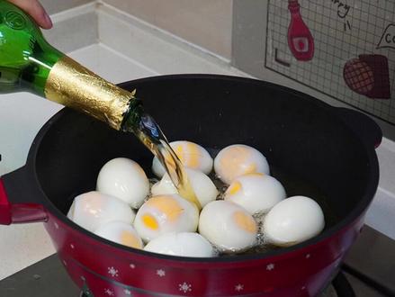 把啤酒倒入鸡蛋里,出锅没想到这么好吃,这做法第一次见,真解馋#美食教程 #烤鸡蛋 #网红烤鸡蛋