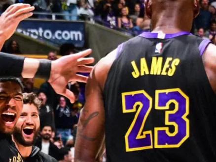 詹姆斯:41岁正是奋斗的年纪 #詹姆斯 #湖人vs雷霆 #nba 老头,未来可期,来年再战,找个好队友吧#雷霆横扫湖人晋级西决
