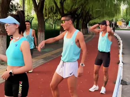 首马复出!“历过起落,熬过灰暗,我依然是焦安静”🏆 她说:坚持热爱!下半年顶峰相见🤜🤛2026兰马赛道上,无数奔跑的身影落幕,最动人的一幕,属于阔别赛场一年的焦安静。这不是遗憾的哽咽,而是熬过低谷、奔赴热爱后,最滚烫的释然与告白。焦安靜时隔一年重返全马赛场,以3小时08分07秒、女子第29名完赛。从2025年2:40国内冠军,到如今个人最差PB,她经历流产、产后140斤、减肥崩溃,却在赛道上完成自我重生👍@焦安静马拉松
感谢最强天团的破三男神们陪跑,我们以奔跑诠释心底热忱,追风踏途步履不停,何其有幸,邂逅一众同频跑者,并肩奔赴前路,相逢即是万般温暖💞#兰州马拉松 #一张图证明我是跑步人#户外人有自己的yesbut #上热门 #yes面前but算什么