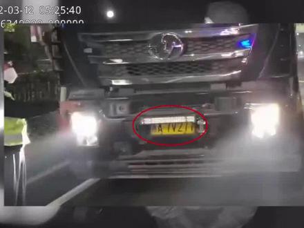 加装强光灯想逃避处罚,结果...#强光灯 #大货车 #安全