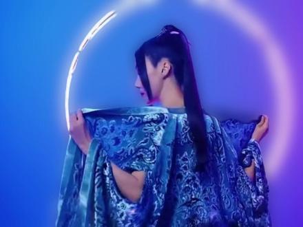 她不是韩流偶像,她是韩流本身。 当年一根手指麦、一把折扇,直接炸穿整个亚洲乐坛!可如今还有多少人记得她?#李贞贤 #韩流鼻祖 #90后青春 #李贞贤扇子舞 #80后回忆