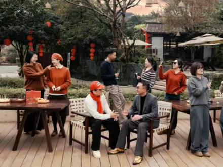 9个人合影怎么拍 九个人可以拍摄欧洲群像油画风格#多人合照 #闺蜜在一起的样子 #摄影技巧 #过年就要美美哒